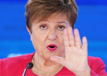 Kristalina Georgieva, titular del FMI, frena la reforma laboral para cuidar el superávit.