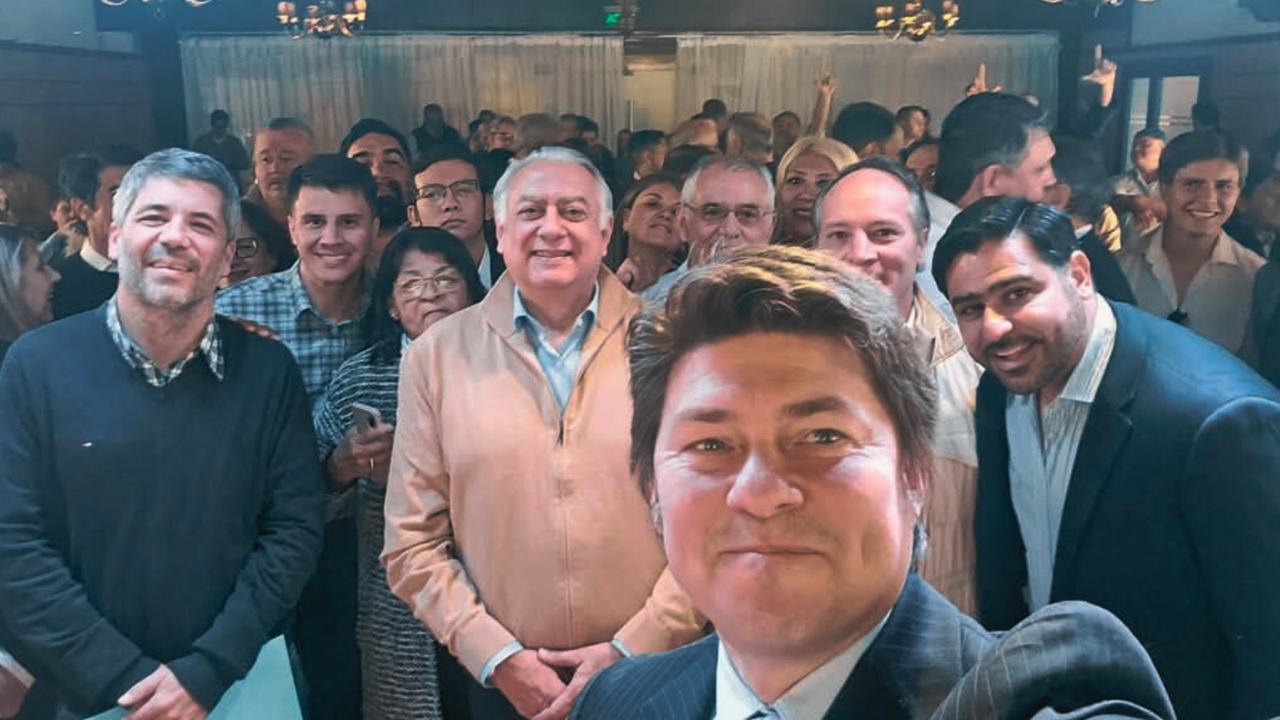 La selfie de Lisandro Almirón con los referentes de la oposición en la Corrientes.&nbsp;