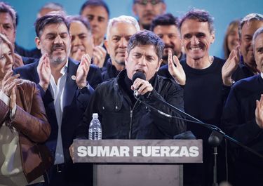Axel Kicillof debe la nueva canción. pero empiezan a sonar algunos acordes.
