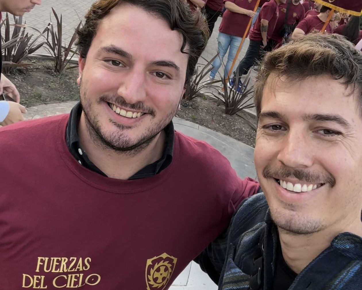 Agustín Romo y Felipe Ferrandez en el cierre de campaña de Manuel Adorni para las elecciones porteñas.