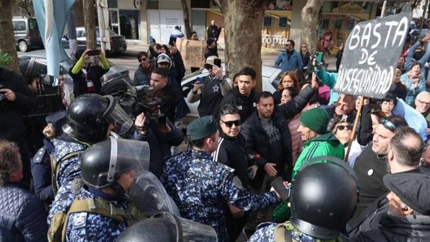 Protesta con incidentes en la departamental de policía en Mar del Plata.