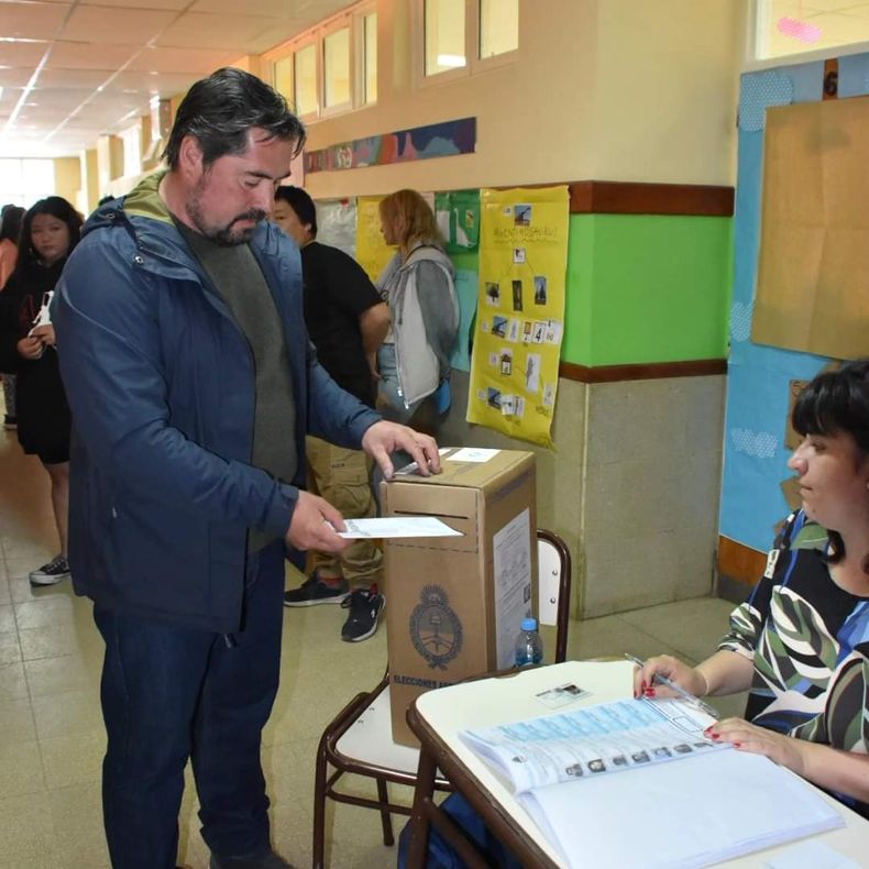 Javier Murer vota en Villa la Angostura, Neuquén, y por la noche se convertiría en el intendente electo.