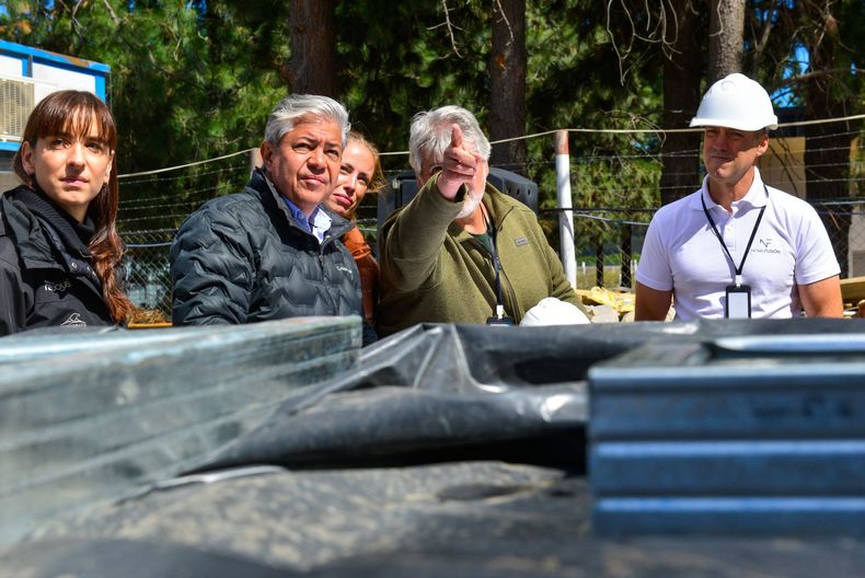 El gobernador de Neuquén, Rolando Figueroa, supervisa una obra.