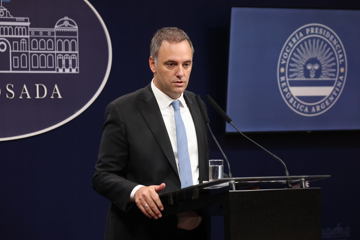 Solo el 26 por ciento de las personas encuestadas opina que Manuel Adorni es honesto.