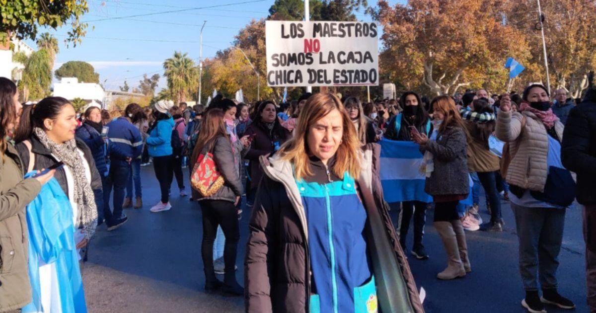La protesta docente desborda a los gremios y pone en crisis el plan de Uñac