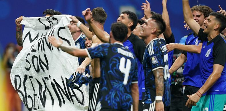 Los jugadores argentinos con la bandera que reclama por la soberanía de las Islas Malvinas.