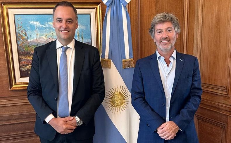 Juan Bautista Mahiques en su primera foto oficial como ministro designado, junto a Manuel Adorni. 
