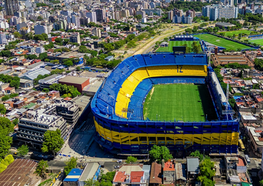En la cancha de Boca se juega la política grande: Javier Milei y Mauricio Macri van por Juan Román Riquelme.&nbsp;