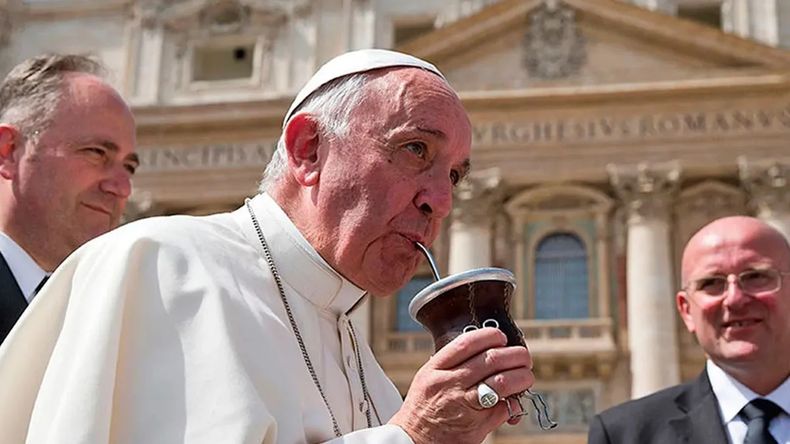 El papa Francisco toma mate en el Vaticano