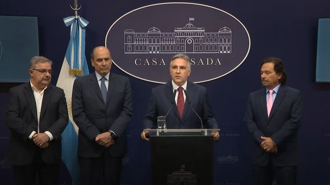 Martín Llaryora a la salida de la reunión, junto a &nbsp;Guillermo Francos, Raúl Jalil y Gustavo Sáenz.