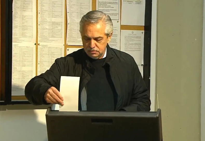 Alberto Fernández vota en la Ciudad utilizando el sistema electrónico