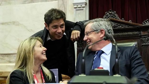 Axel Kicillof, junto a Cristina Álvarez Rodríguez y Emilio Monzó (Foto archivo) Axel Kicillof, junto a Cristina Álvarez Rodríguez y Emilio Monzó (Foto archivo)
