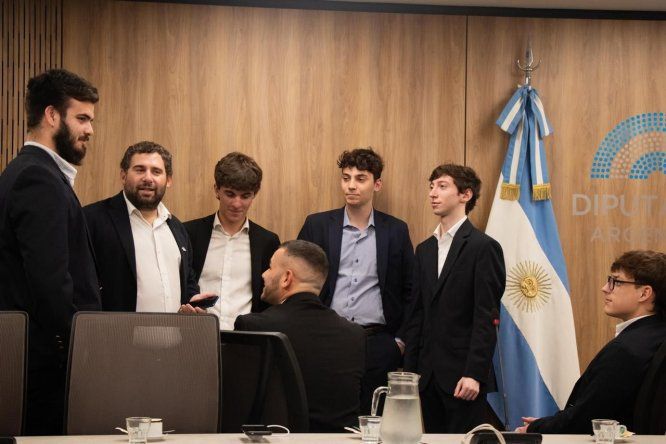 Enzo Di Fabio con Agustín Castiglione (Juventud Menemista de San Isidro) y Luca Beninato (La Carlos Menem Merlo) y el fundador de la agrupación Fidel Kohan.