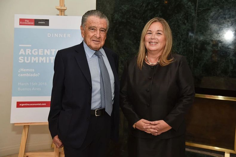 Susana Medina junto a su amigo Eduardo Eurnekian. 