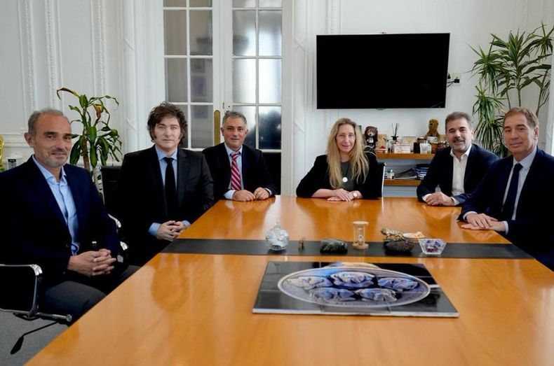 Javier Milei y Karina Milei recibieron a Diego Santilli y a Cristian Ritondo en la Casa Rosada. Javier Milei y Karina Milei recibieron a Diego Santilli y a Cristian Ritondo en la Casa Rosada.