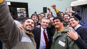 Fernández visita la sede del PJ por primera vez en la campaña