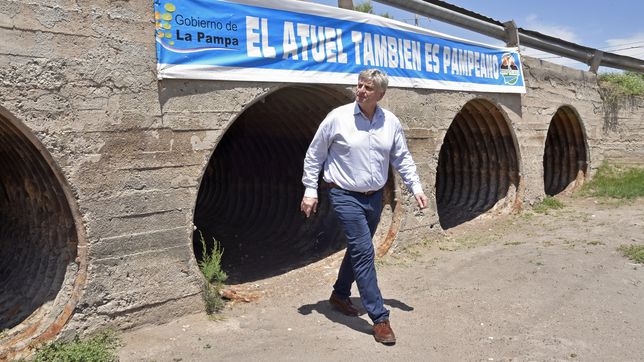 Sergio Ziliotto en el cauce seco del río Atuel en La Pampa: nos robaron un río, acusa a Mendoza.