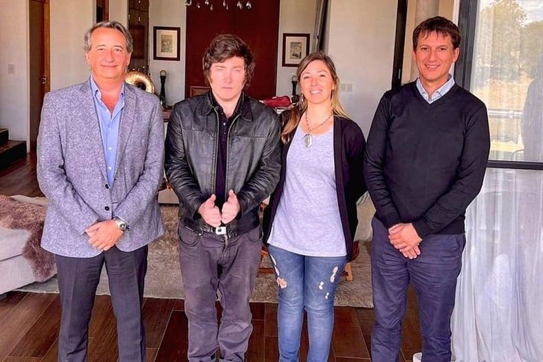 Nicol&aacute;s Mayoraz, Natalia Armas Bellavi y Juan Arga&ntilde;araz con MIlei.