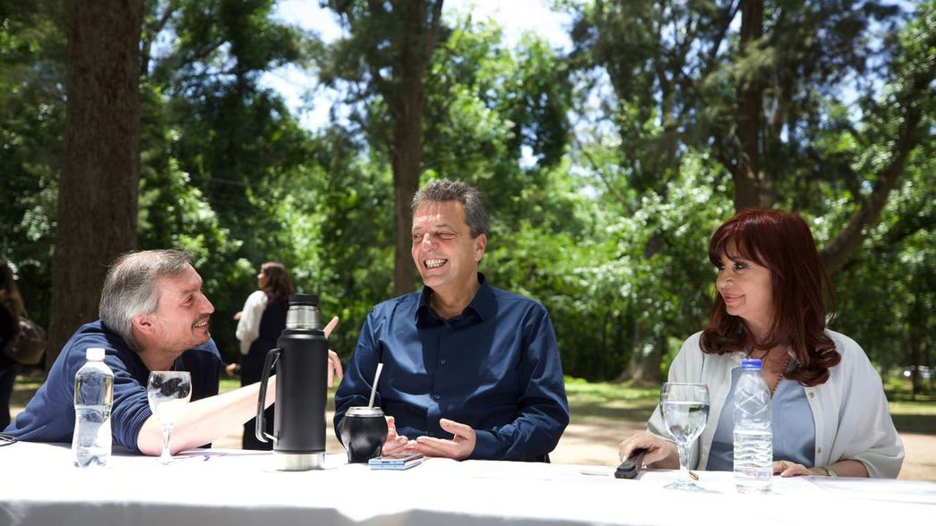 Sergio Massa, rodeado por Máximo Kirchner y CFK. 