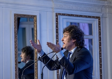Javier Milei le pide a Toto Caputo resultados imposibles dentro de su esquema económico. El modelo, frente al espejo.