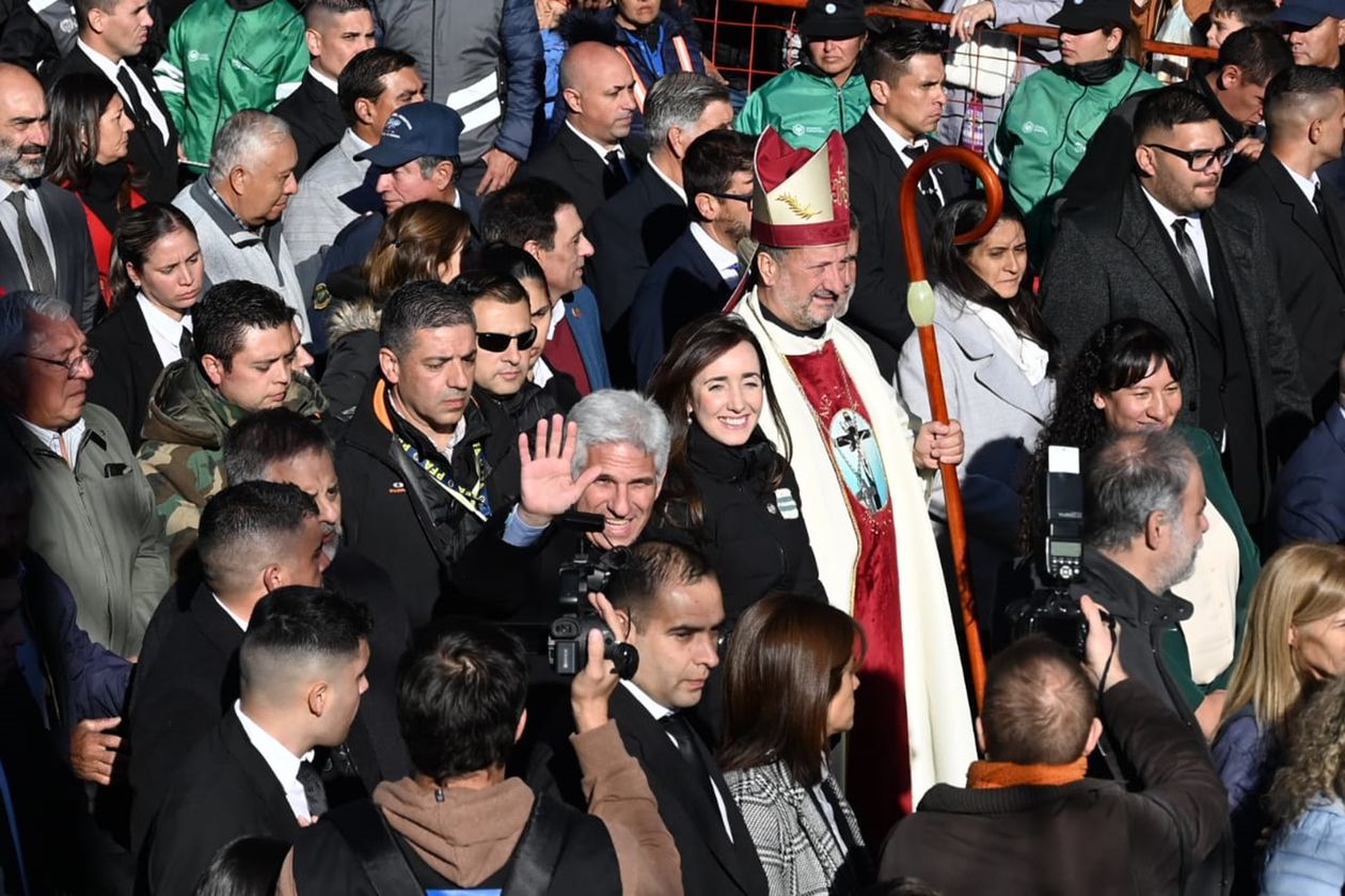Victoria Villarruel junto al gobernador y al obispo de San Luis