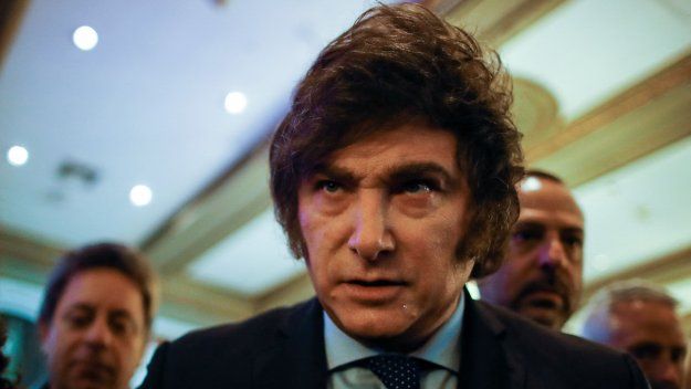 El establishment ruge contra Milei: la dolarización es un espejismo y sí al Central