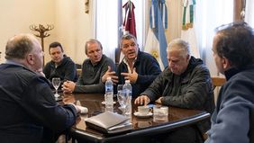 Las autoridades de Río Cuarto, con el diputado Carlos Gutiérrez en la mesa, se reunieron el lunes para analizar la situación provocada por la ola de robos en la ciudad. Foto: Diario Puntal. Las autoridades de Río Cuarto, con el diputado Carlos Gutiérrez en la mesa, se reunieron el lunes para analizar la situación provocada por la ola de robos en la ciudad. Foto: Diario Puntal.