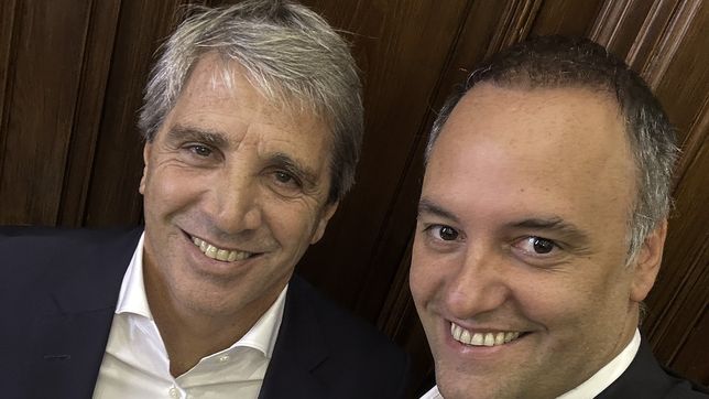 Caputo y Adorni anunciaron la baja de retenciones.