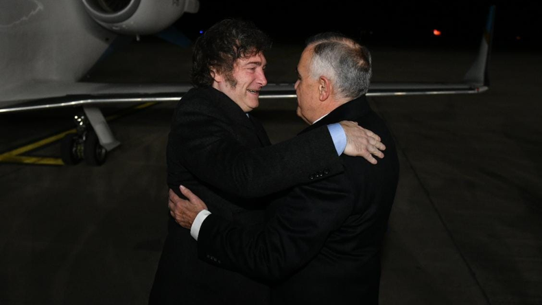 Osvaldo Jaldo y Javier Milei: el abrazo que parte al peronismo tucumano. 