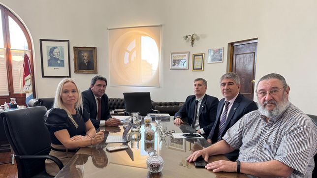 Reunión. Participaron María Cecilia Vranicich y Fabián Bastía; el ministro de Economía, Pablo Olivares; el secretario General del MPA, Leandro Maiarota; y el secretario de Justicia de Santa Fe, Santiago Mascheroni.