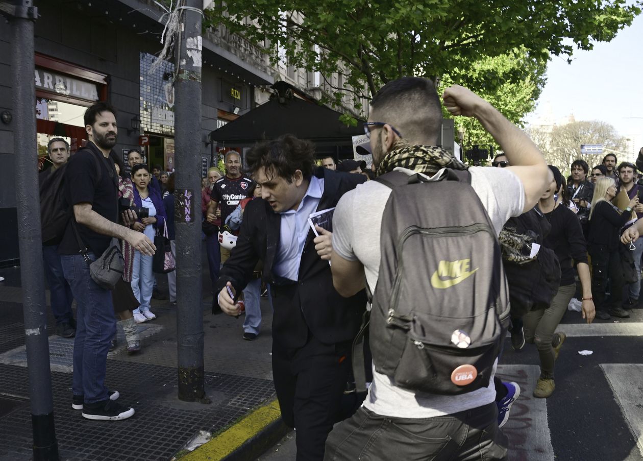 Militantes agreden al agitador libertario Fran Fijap en las inmediaciones del Congreso.
