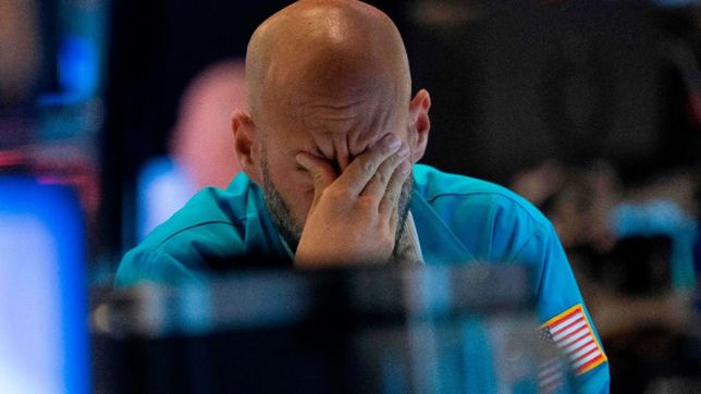 el dolar blue bajo hasta los $252 y la brecha cambiaria roza el 100%