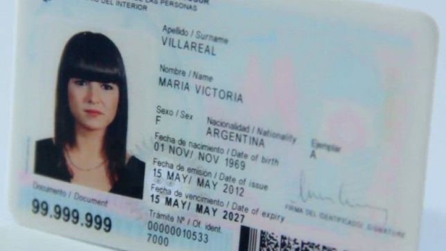 entregan el dni a una mujer despues de 28 anos