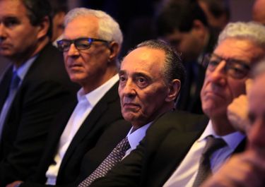 Una demanda pone a prueba el límite de la pelea Gobierno vs Clarín