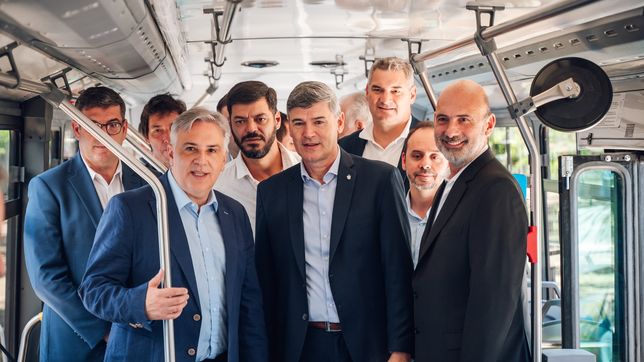 Daniel Passerini y Martín Llaryora en la presentación de nuevas unidades para el transporte de Córdoba