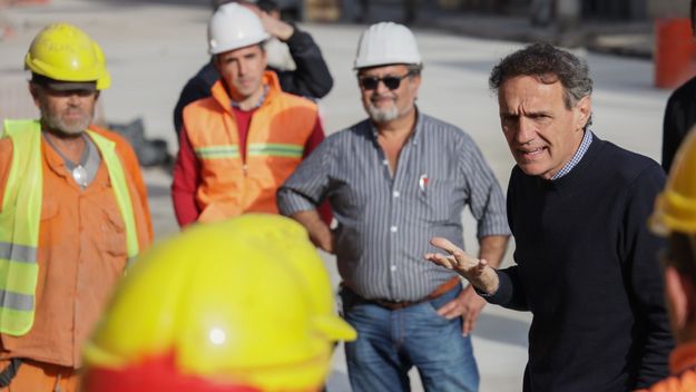 El ministro Gabriel Katopodis arenga a los trabajadores durante el paro activo.