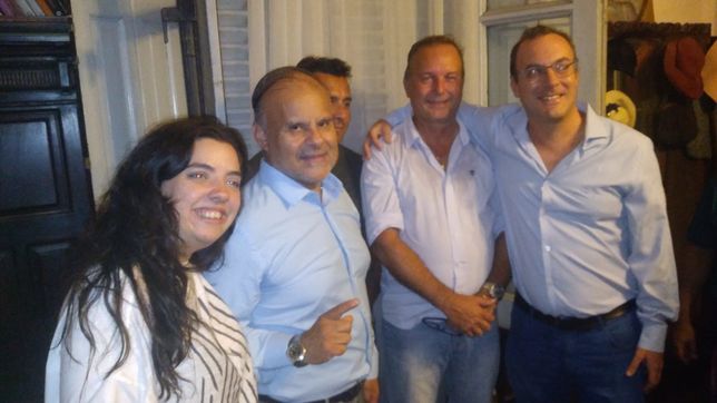 El diputado provincial Roque Fleitas, presidente de La Libertad Avanza en Entre Ríos, junto a autoridades partidarias de Concordia, entre ellos Ignacio Cabrera, proclamado presidente y referente de la lista 2A.