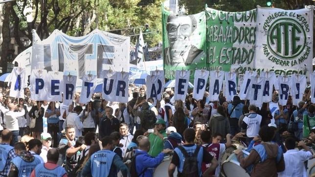 docentes de todo el pais se movilizan a plaza de mayo por una paritaria nacional