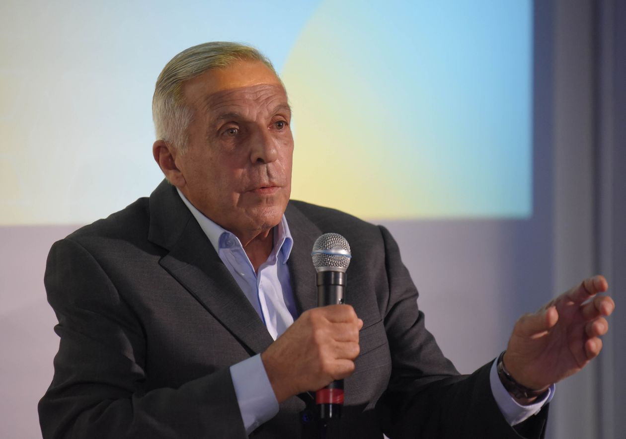 Jorge Sapag, uno de los históricos del MPN, presentó su libro Vaca Muerta. Tesoro y faro para la Argentina en la AOG Patagonia 2026 en Neuquén. Foto gentileza IAPG.