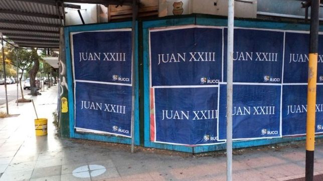 manzur y grabois salieron a la cancha con afiches calcados en clave papal