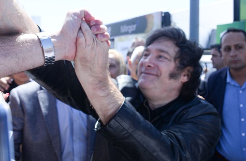 Javier Milei saluda a la gente que se acercó hasta la Expoagro 2024.