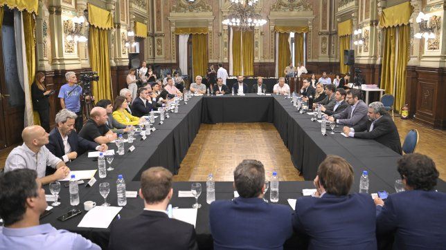 Axel Kicillof, con intendentes en la gobernación de Buenos Aires. Los municipios son actores clave para una gobernanza más dinámica, eficiente y cercana.