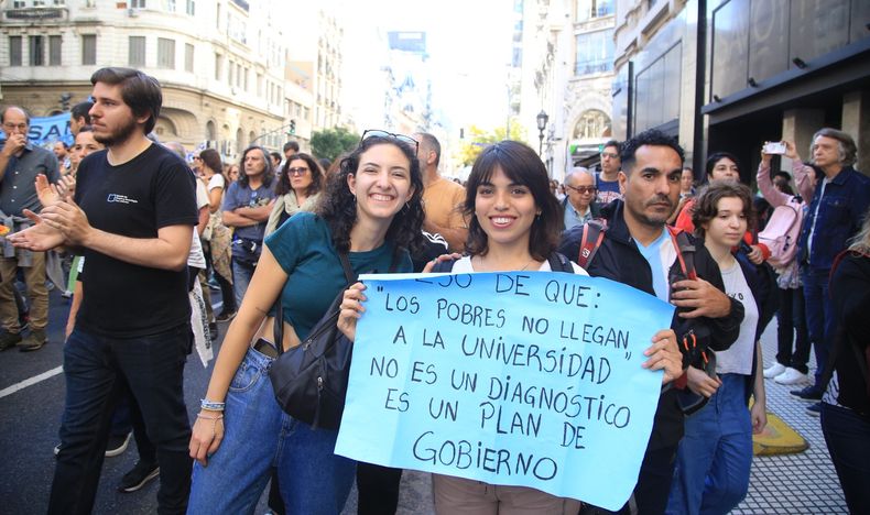 Estudiantes, docentes y no docentes universitarios marchan hacia el Congreso (Foto: NA)