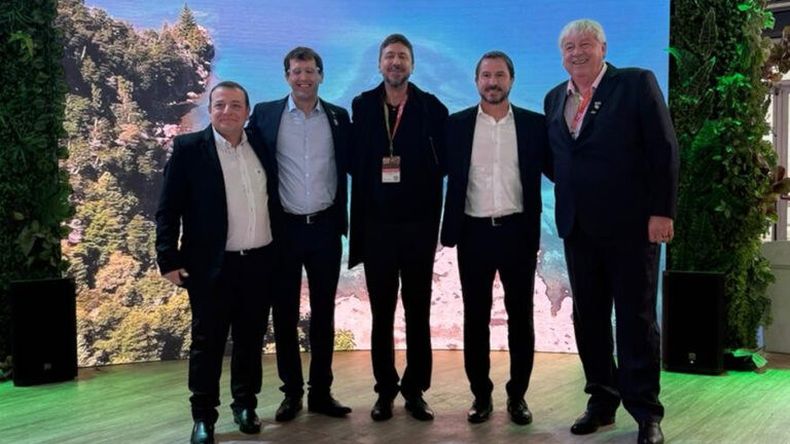 Cortés, a la derecha, y el representante del Concejo en el Emprotur Juan Pablo Ferrari, a la izquierda, juntos en la Feria Internacional del Turismo.