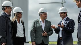 El gobernador Martín Llaryora junto a Claudio Puértolas, presidente de EPEC; la intendenta de General Levalle, Laura Rodríguez Paredes; el CEO de YPF Luz, Martín Mandarano; y el Ministro de Gobierno, Manuel Calvo, en la inauguración del parque eólico.
