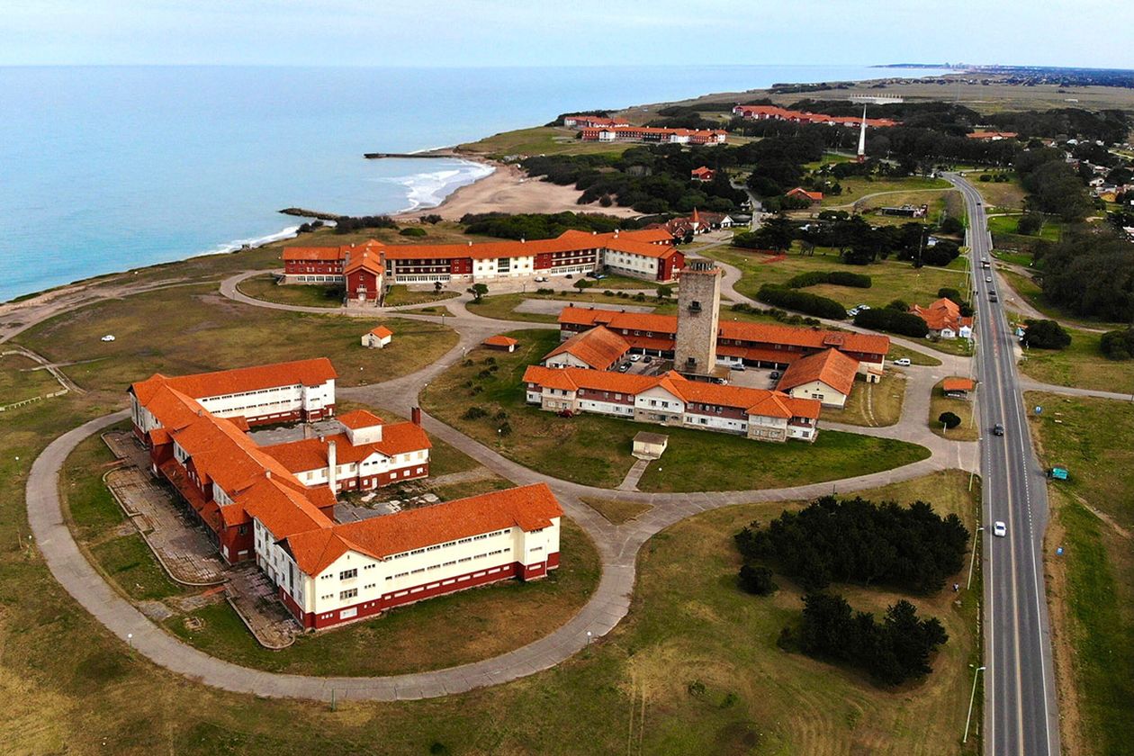 El peronismo busca restituir a la provincia el complejo símbolo del turismo social argentino.