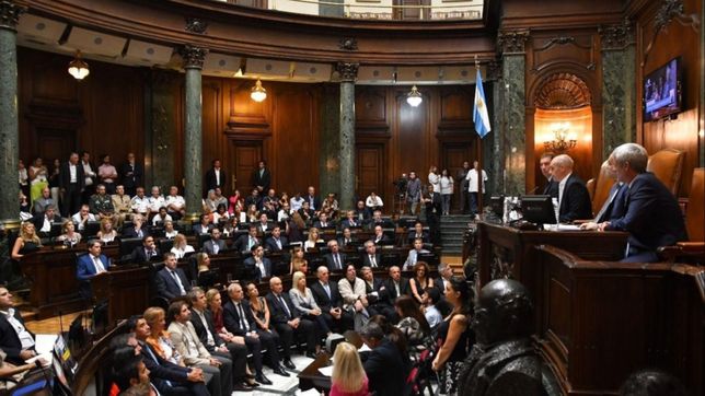 la legislatura portena suspende su sesion por la agresion a olivares