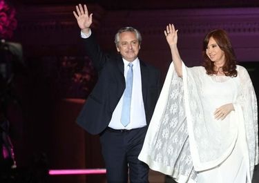 Según el Gobierno, Alberto, Cristina y Máximo son una gran familia