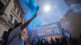 Santa Fe: a más de cincuenta localidades les costó pagar el aguinaldo y presionan a Pullaro por una ley clave