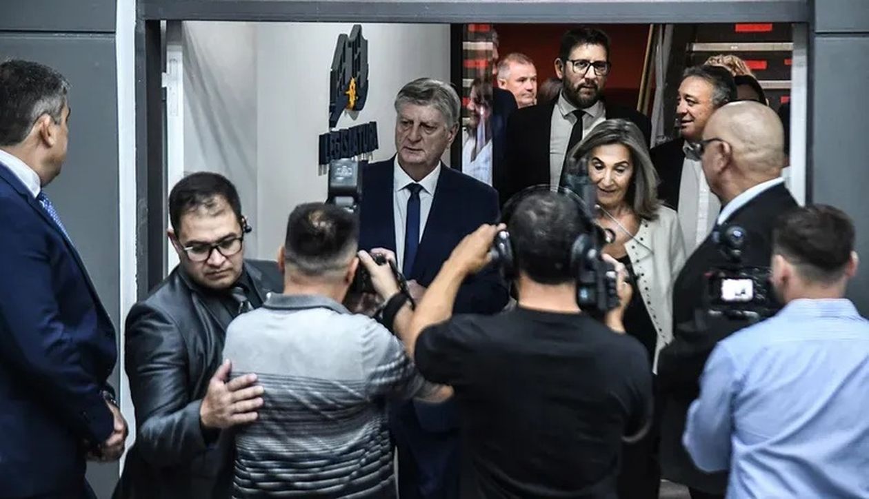 El gobernador de La Pampa Sergio Ziliotto en la Legislatura, rodeado de la escudería vernista: Daniel Lovera, Hernán Pérez Araujo, Alicia Mayoral. FOTO: www.radiokermes.com